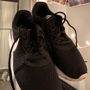 worn once black nikes in 8.5